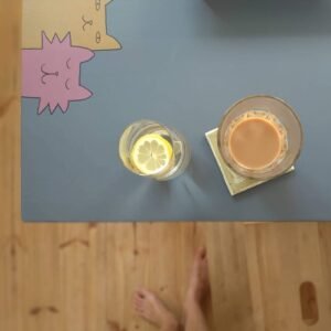 Valgomojo stalas su katinų iliustracija