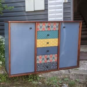 Komoda su margais stalciais