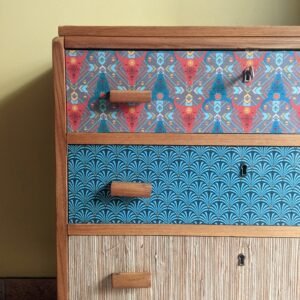 Komoda audiniu klijuotais stalčiais