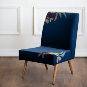 Čekiškas fotelis su paukščių ir gamtos motyvų aplikacijomis