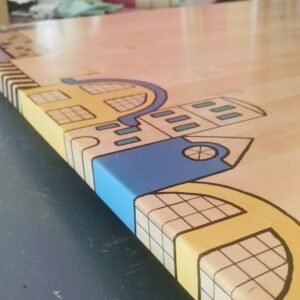 Stalas su miesto iliustracijomis